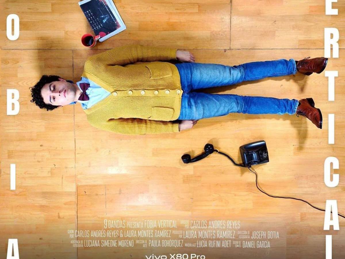 El docente Carlos Andrés Reyes presenta al público su corto ‘Fobia vertical’