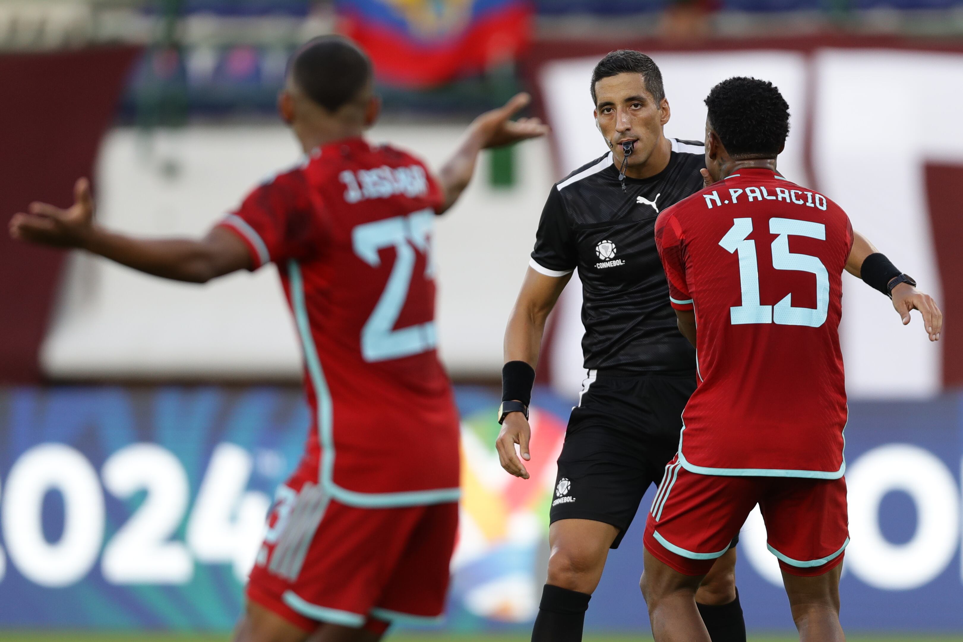 AMDEP4412. CARACAS (VENEZUELA), 20/01/2024.- Nelson Palacio (d) de Colombia le reclaman al árbitro argentino Yael Falcón hoy, en un partido del Torneo Preolímpico Sudamericano Sub-23 en el estadio Nacional Brígido Iriarte en Caracas (Venezuela). EFE/ Rayner Peña R.