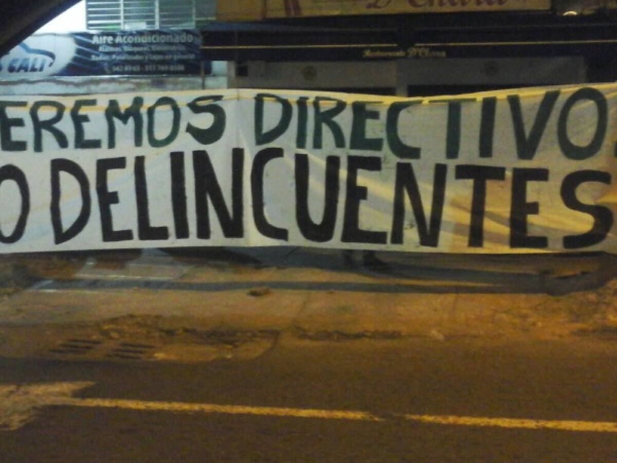 Hinchas del Cali protestan contra directivos, jugadores y técnico