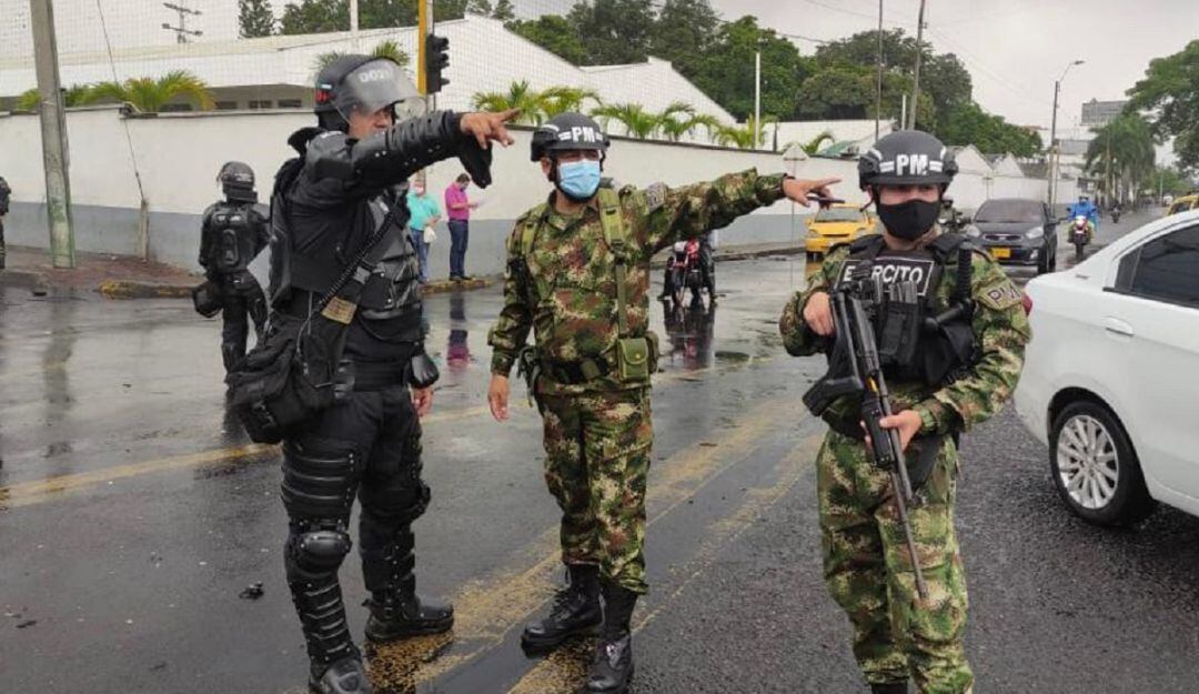 Dos policías resultaron heridos por hombres armados y que ya están identificados.