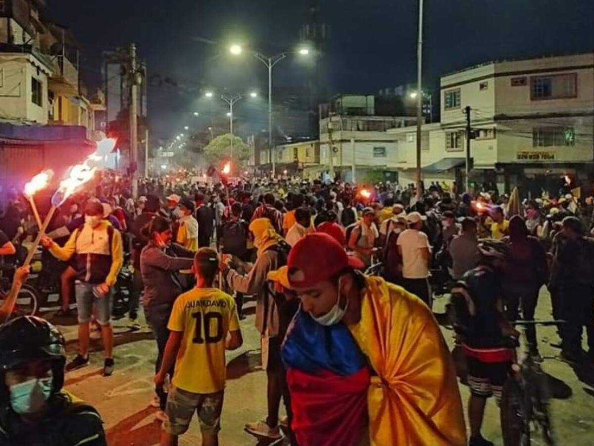 VIDEO: Avanza de manera pacífica la marcha de antorchas