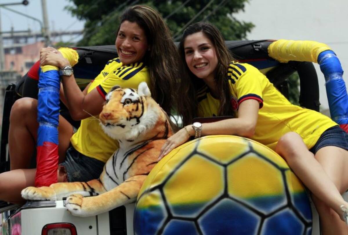 Los hinchas acompañan a la Selección en las calles de la capital del Atlántico y esperan celebrar la clasificación.