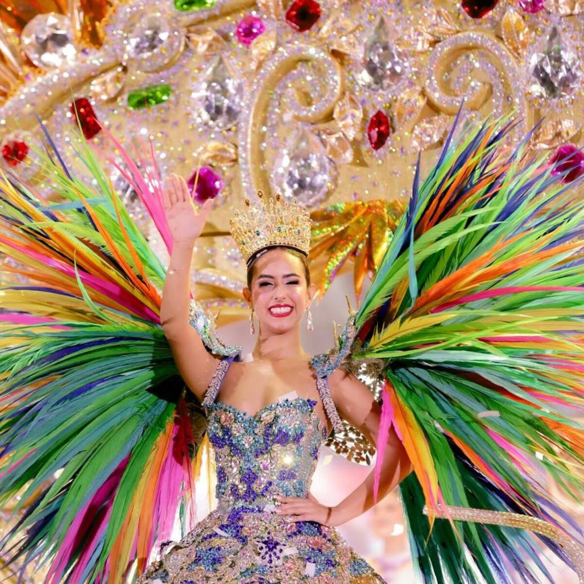 Reyes del Carnaval de la 44 reciben su corona en inolvidable show