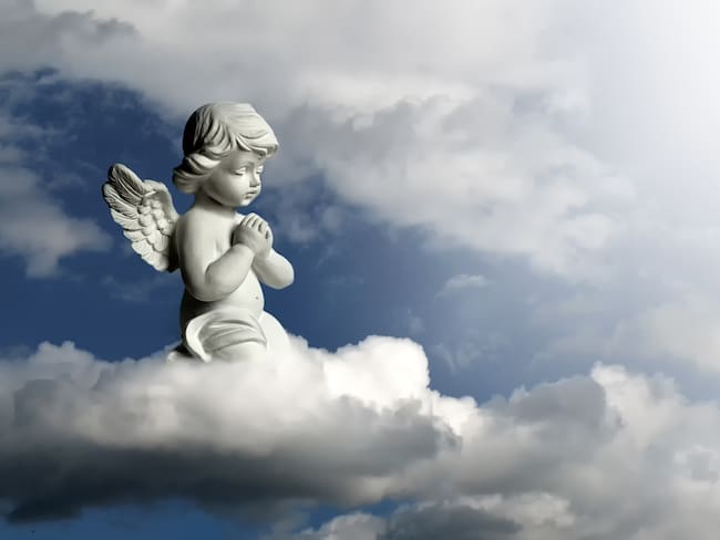 Ángel de la Guarda rezando en el cielo (Getty Images)