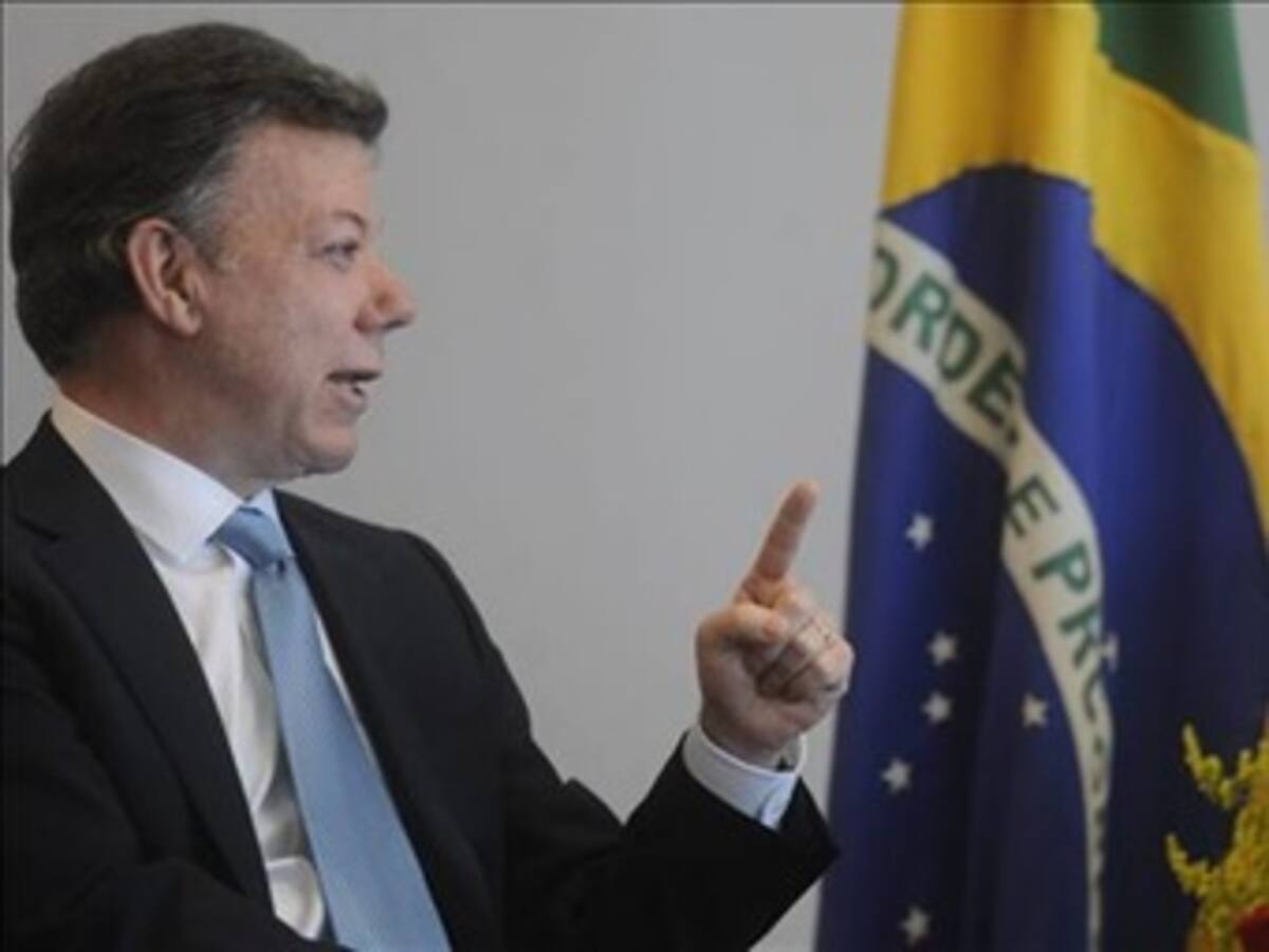 Santos le pide a Brasil que califique a las Farc como terroristas