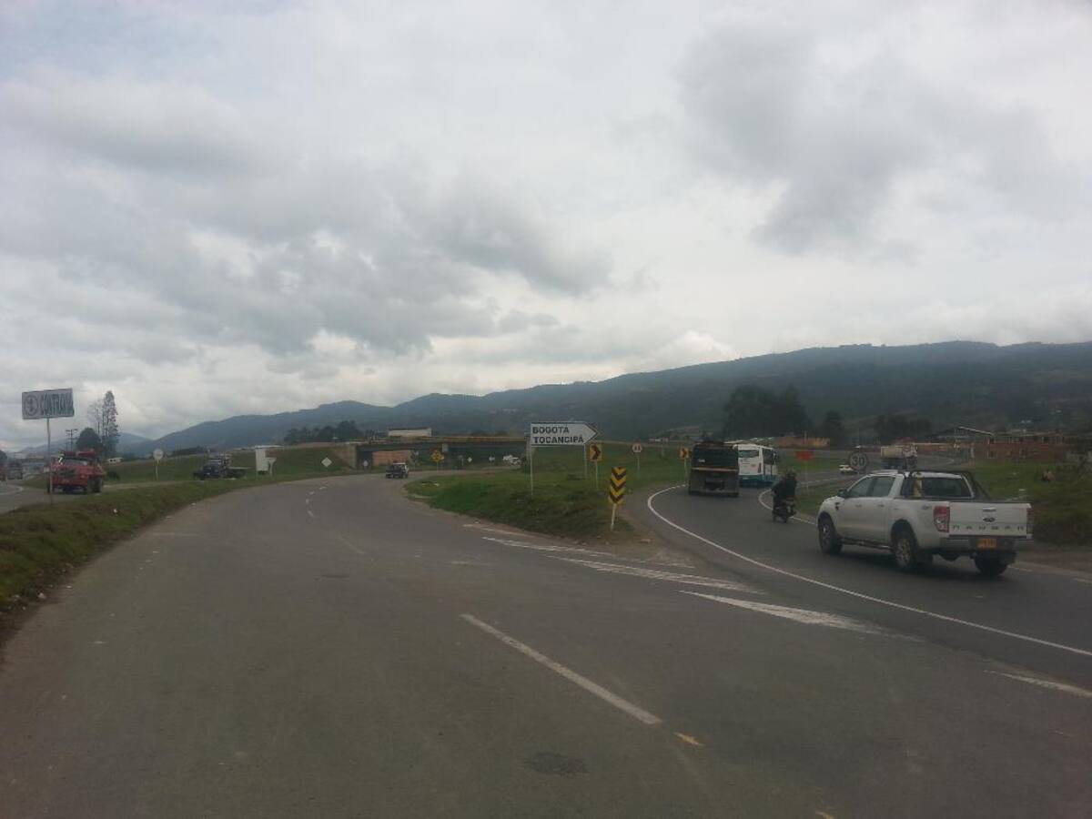 Imágenes tomadas por Caracol Radio o cortesía de la Gobernación de Boyacá que muestran las "trabas" en la movilidad por la demora en las obras, que generan calzadas sencillas en varios tramos de la carretera.