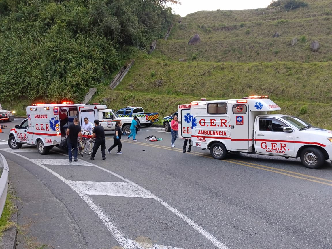 Los organismos de socorro atendiendo a los heridos del choque. Foto suministrada.