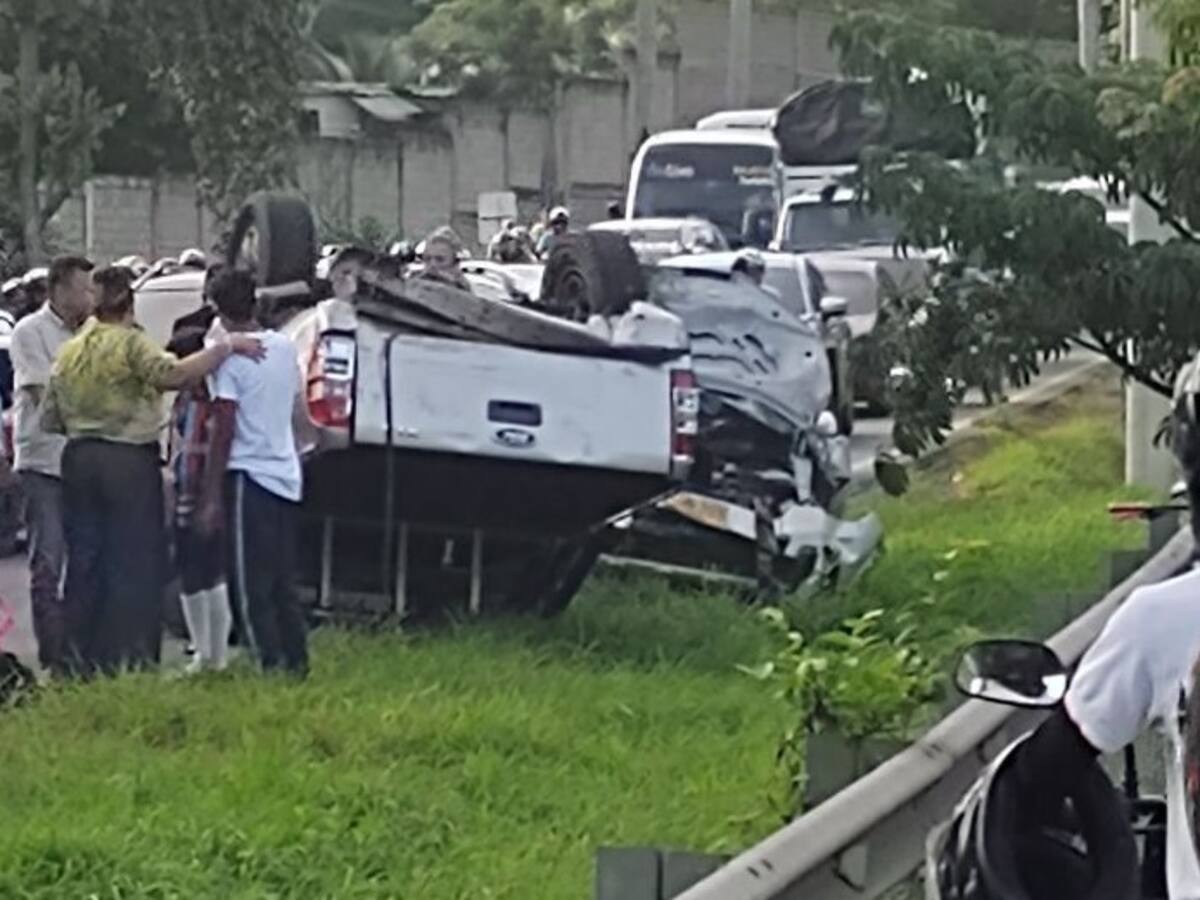 Camión se quedó sin frenos y chocó con cuatro vehículos en Turbaco: hay varios heridos