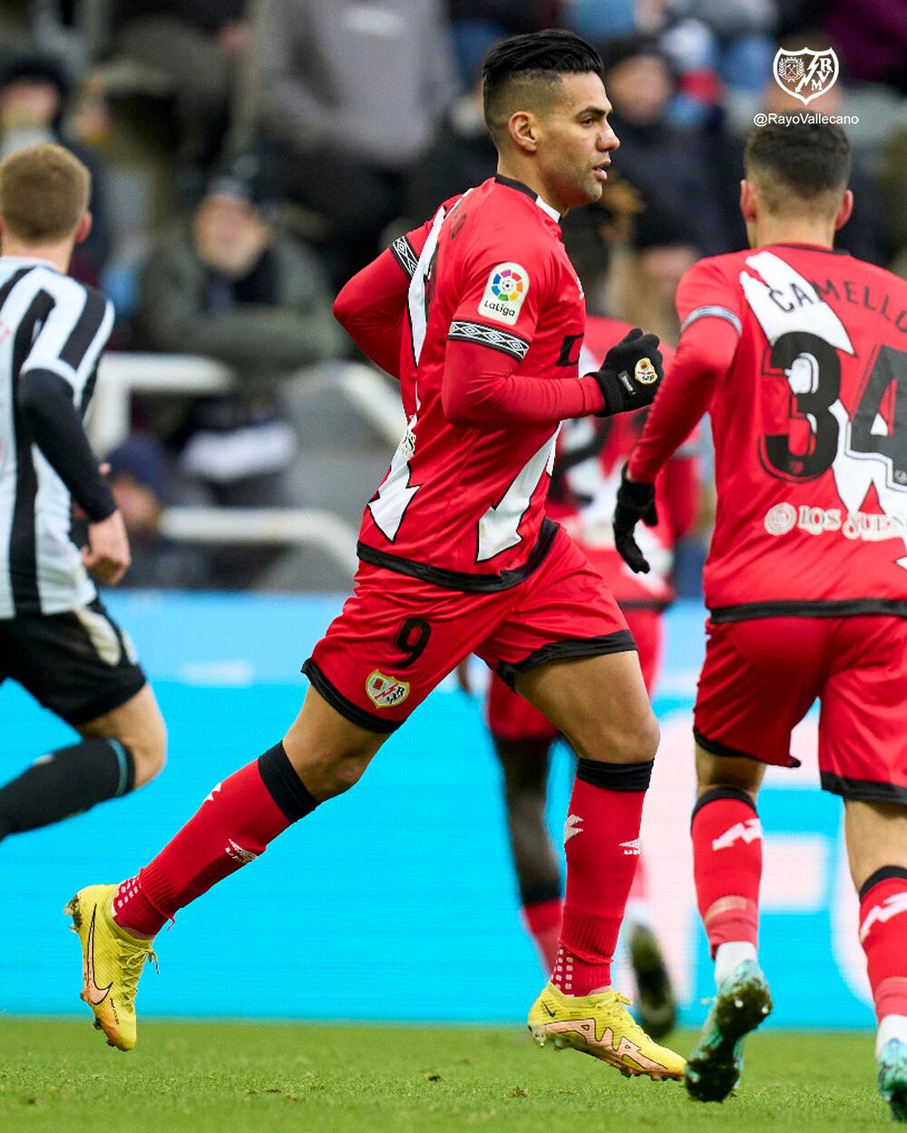 Falcao García ingresando al campo de juego con el Rayo Vallecano / @rayovallecano
