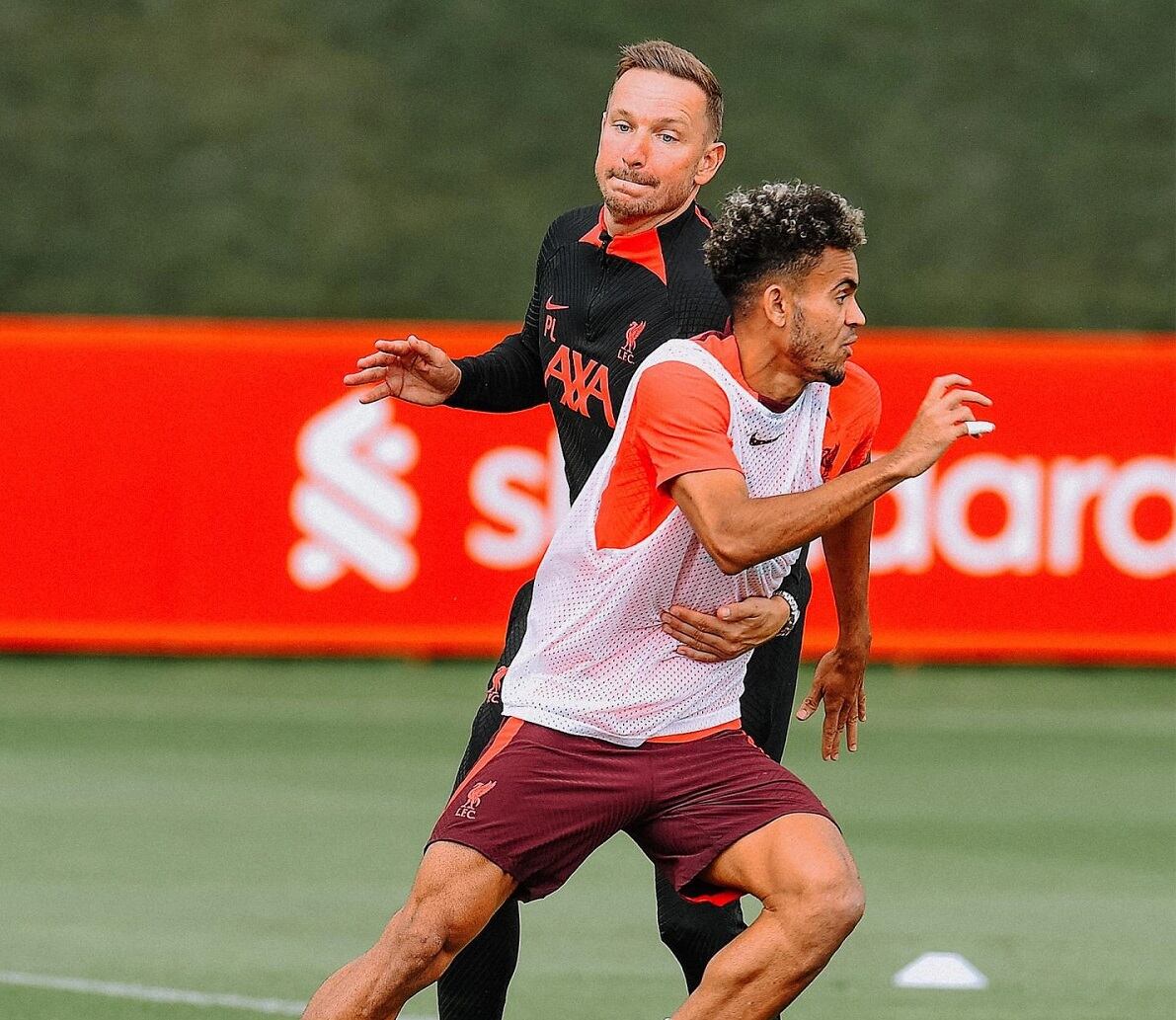 Pepijn Lijnders, AT del Liverpool y Luis Díaz / Foto: Liverpool FC