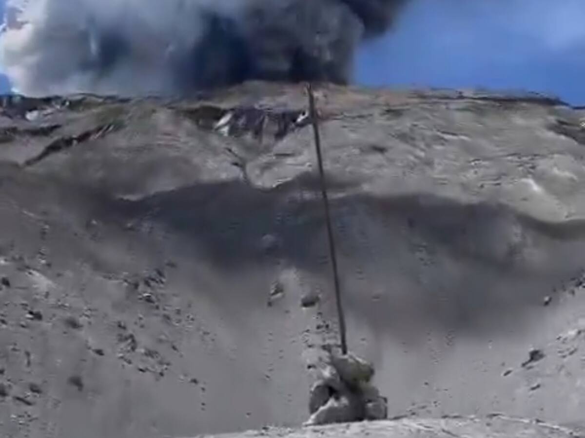 VIDEO | Las impresionantes imágenes de la emisión de cenizas del volcán Nevado del Ruiz