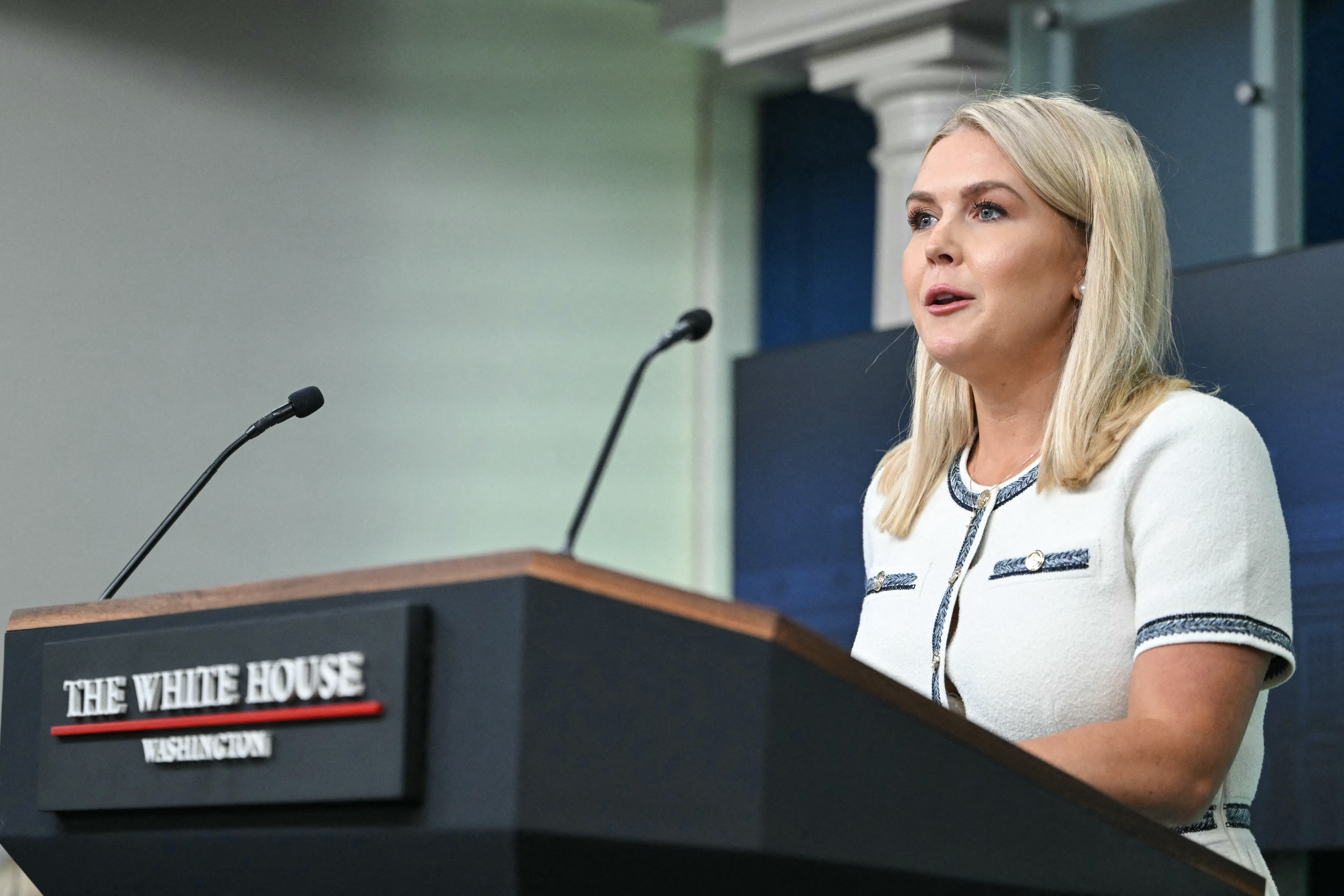 La secretaria de Prensa de la Casa Blanca, Karoline Leavitt, habla durante una rueda de prensa en la Sala de Reuniones Brady de la Casa Blanca en Washington D. C., el 17 de julio de 2025. (Foto de ANDREW CABALLERO-REYNOLDS/AFP vía Getty Images)