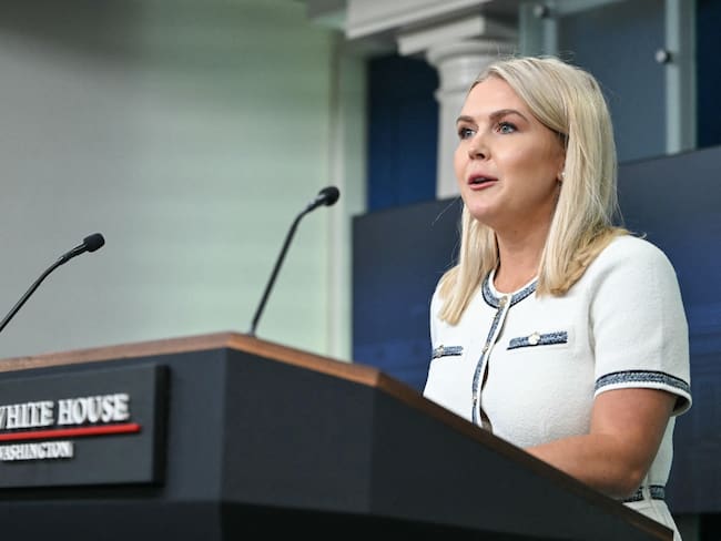 La secretaria de Prensa de la Casa Blanca, Karoline Leavitt, habla durante una rueda de prensa en la Sala de Reuniones Brady de la Casa Blanca en Washington D. C., el 17 de julio de 2025. (Foto de ANDREW CABALLERO-REYNOLDS/AFP vía Getty Images)
