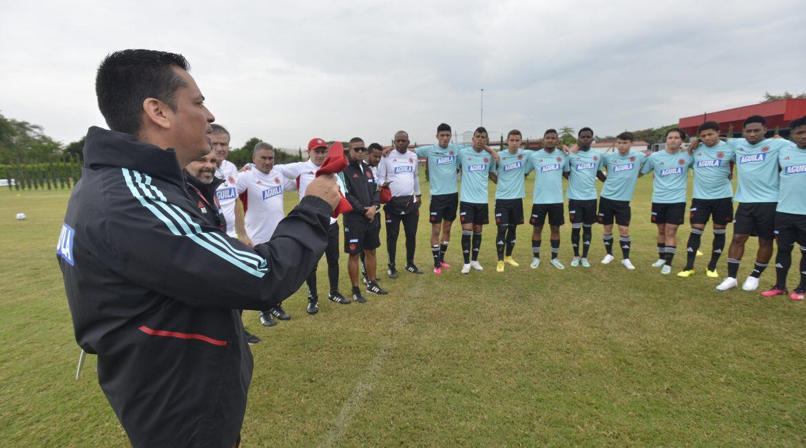 Héctor Cárdenas imparte instrucciones a sus dirigidos en la Selección Colombia Sub-20 / fcf.com.co