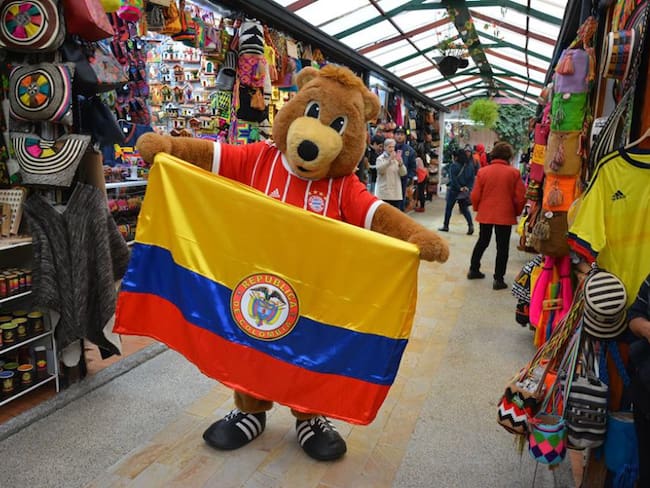 Berni, mascota del Bayern Múnich, hizo turismo por Bogotá