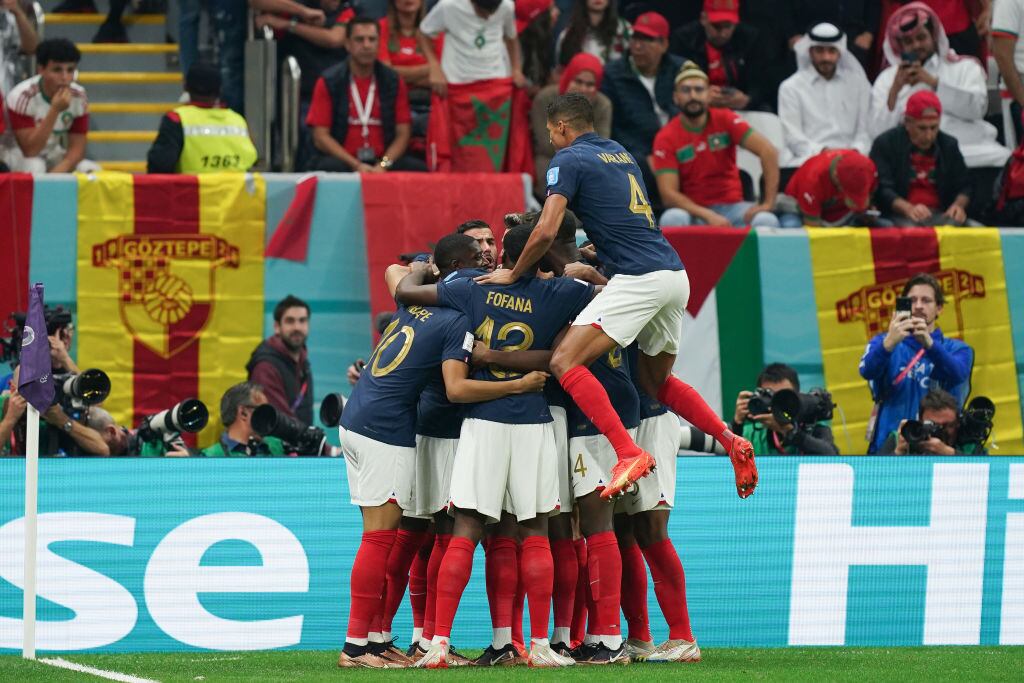 Selección de Francia celebra el gol de Theo Hernández (Photo by Khalil Bashar/Jam Media/Getty Images)