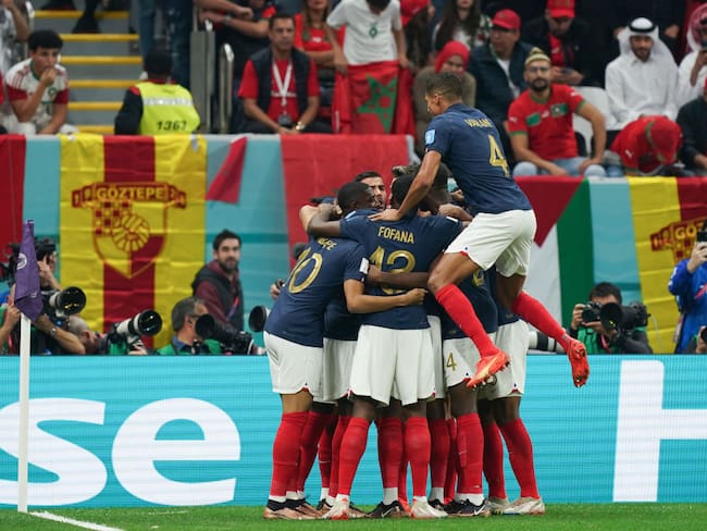 Selección de Francia celebra el gol de Theo Hernández (Photo by Khalil Bashar/Jam Media/Getty Images)