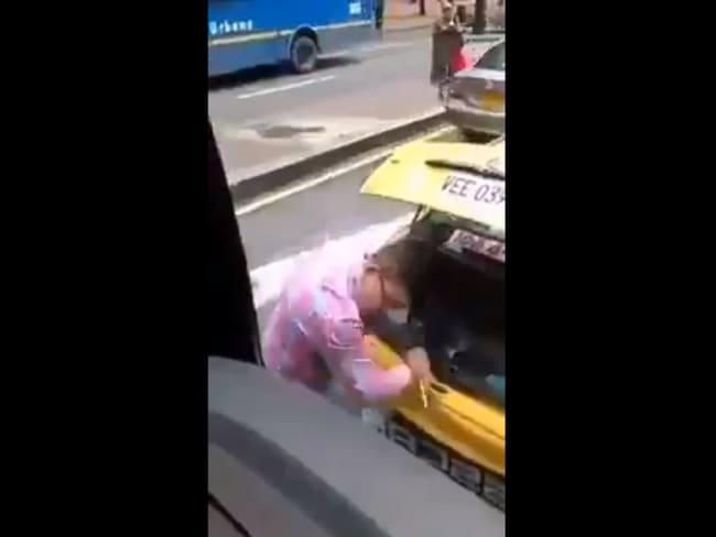 ¡Otra vez! En video quedó registrado ataque de taxista a Transmilenio