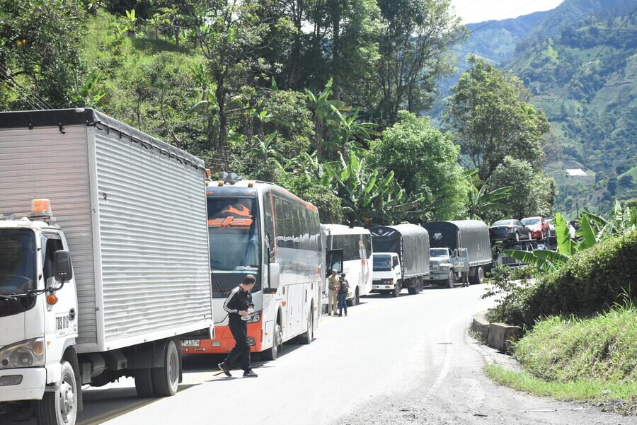 Kilómetro 63 en la vía entre Ibagué y Cajamarca con cierre total. Foto de referencia: Colprensa.