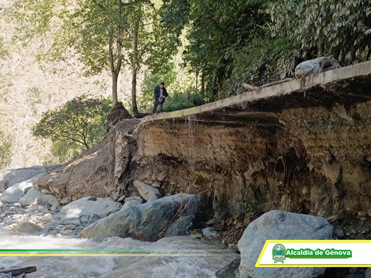 Maquinaria para atender las zonas afectadas por las lluvias en Génova, Quindío