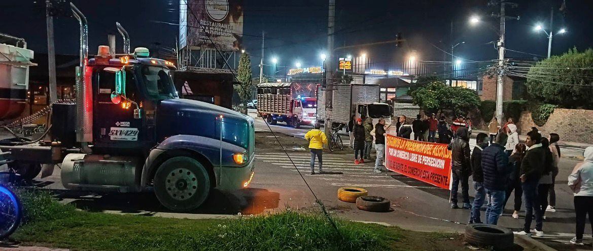 Bloqueos en la vía Chía-Cajicá por parte de comerciantes de establecimientos nocturnos. Foto: redes sociales.
