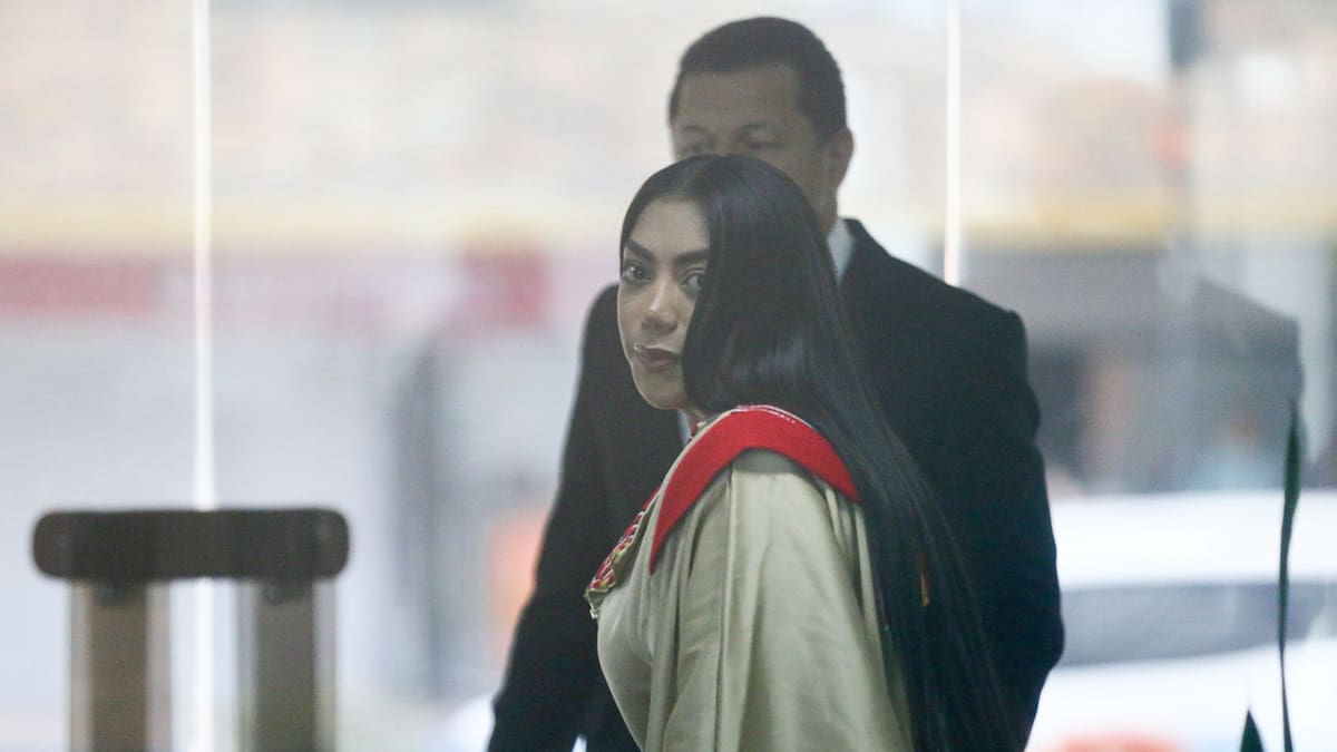 La senadora Martha Peralta se presenta a indagatoria ante la Corte con su abogado por el caso UNGRD