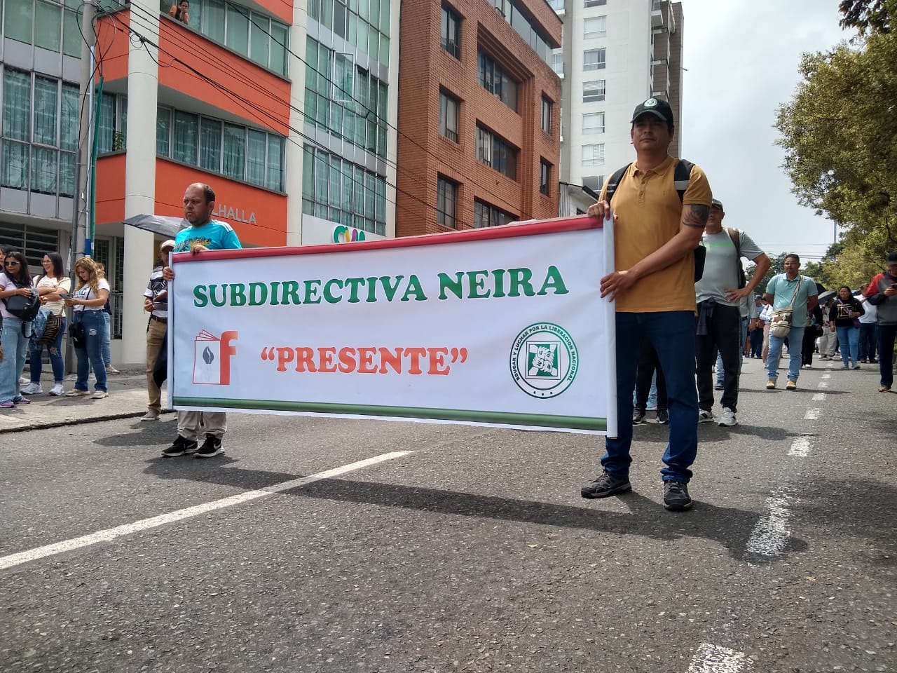 Integrantes de la Subdirectiva de EDUCAL en la marcha de docentes