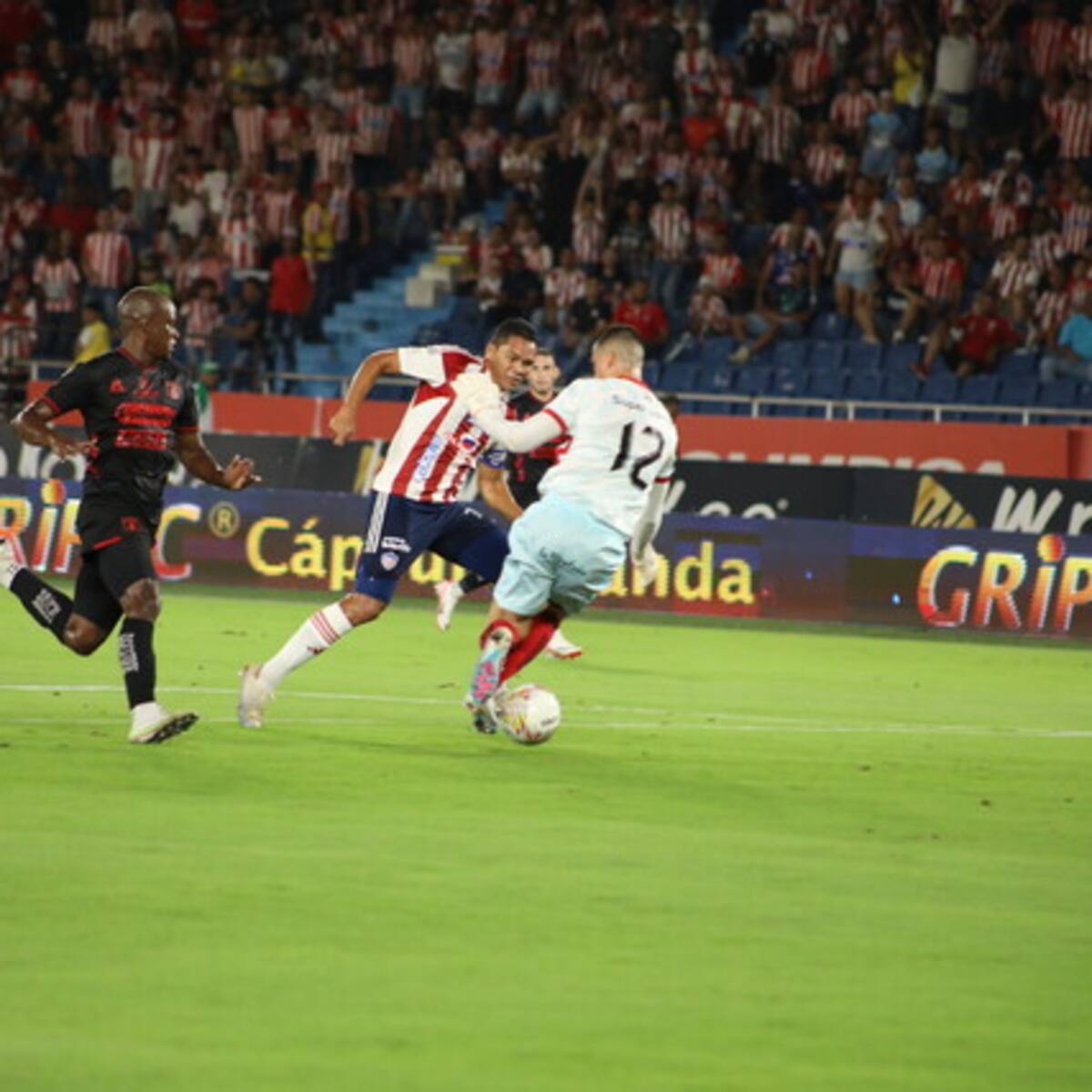 Junior remonta un 0-3 ante América y deja en estado crítico a Lucas González