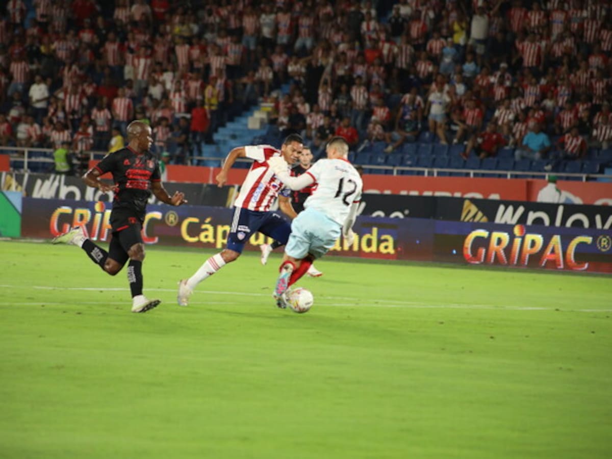 Junior remonta un 0-3 ante América y deja en estado crítico a Lucas González