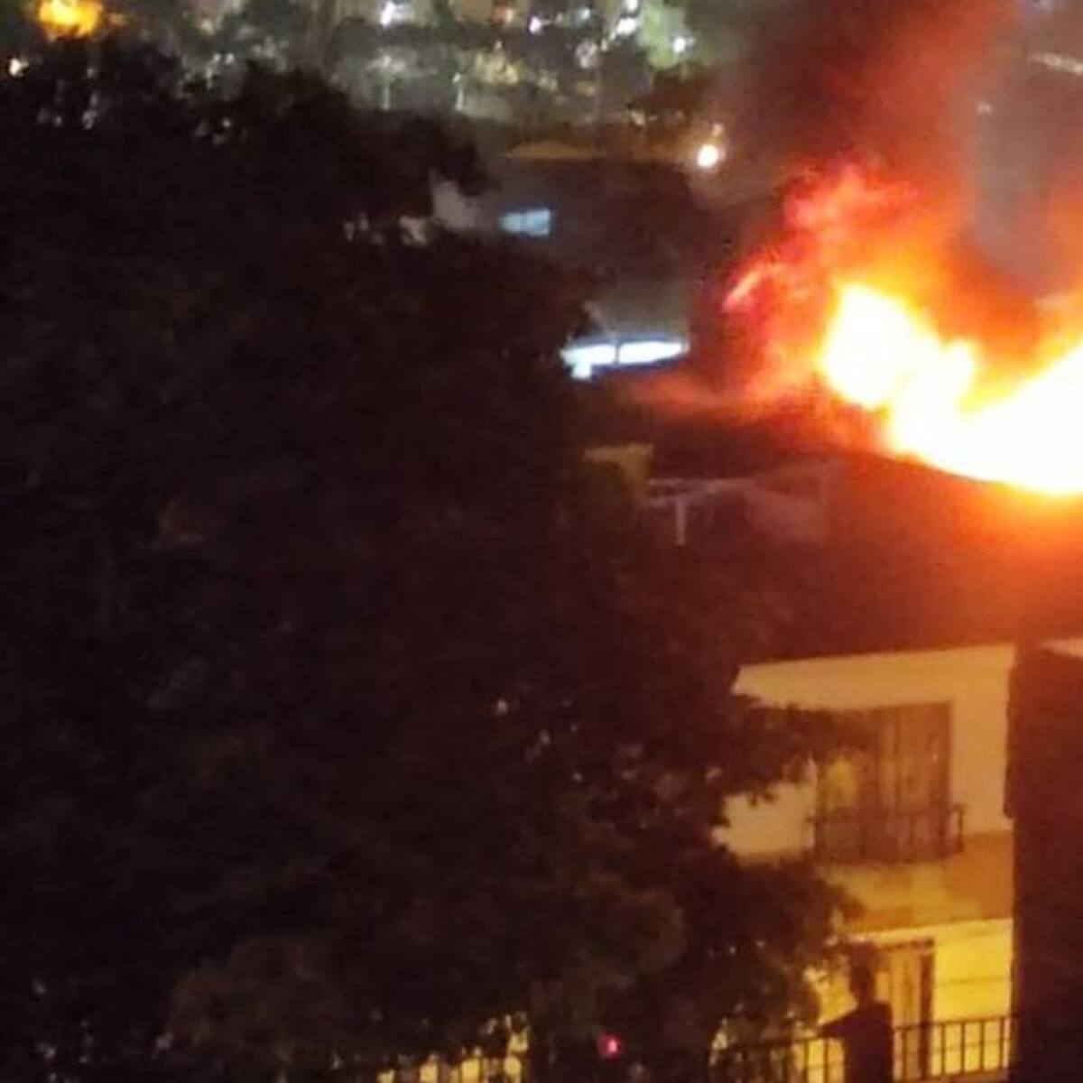 Incendio en Castilla afectó edificicación de tres pisos