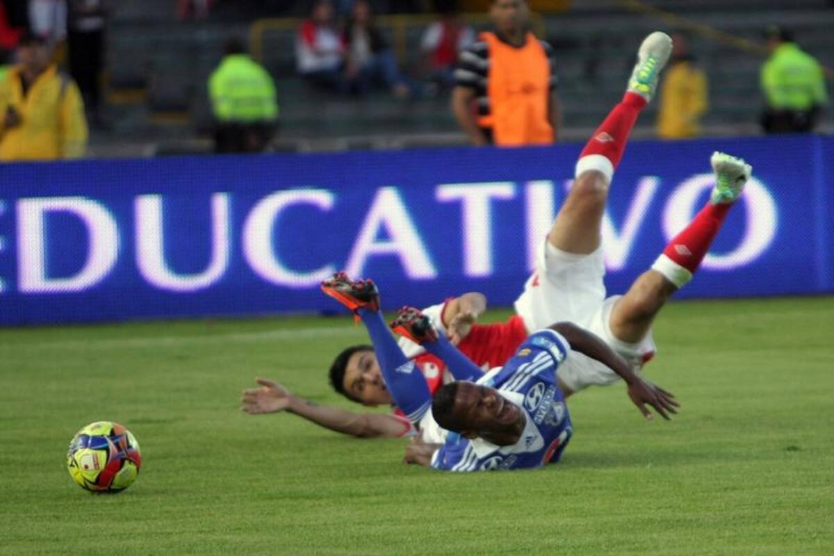 Santa Fe y Millonarios volvieron a empatar sin goles en el segundo clásico del torneo finalización. Santa Fe terminó jugó con diez hombres durante 66 minutos por la expulsión de Silvio González.