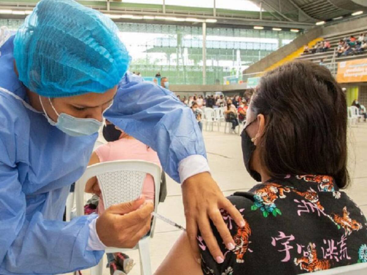 Medellín suspende la vacunación en los 14 puntos masivos