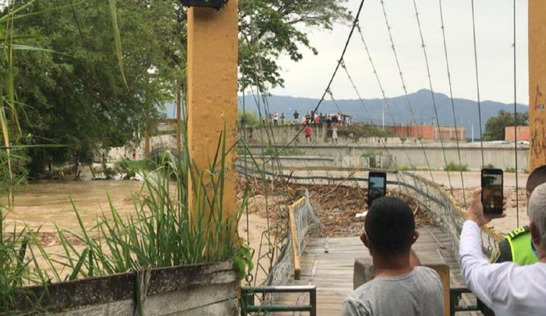 Las aguas del río se salieron de su cause e inundaron las calles del barrio La María.