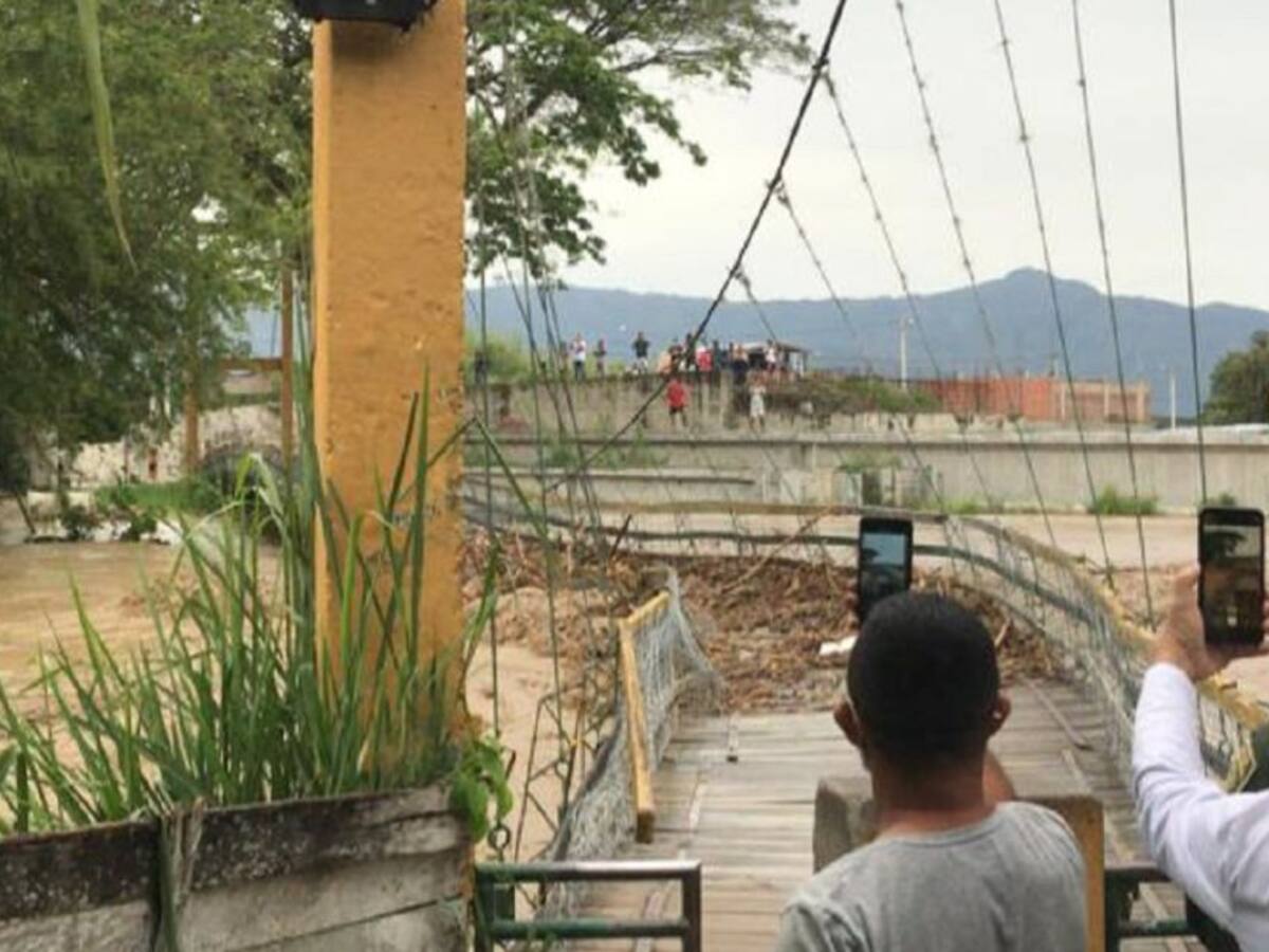 Creciente de río se llevó un puente en Bugalagrande, Valle