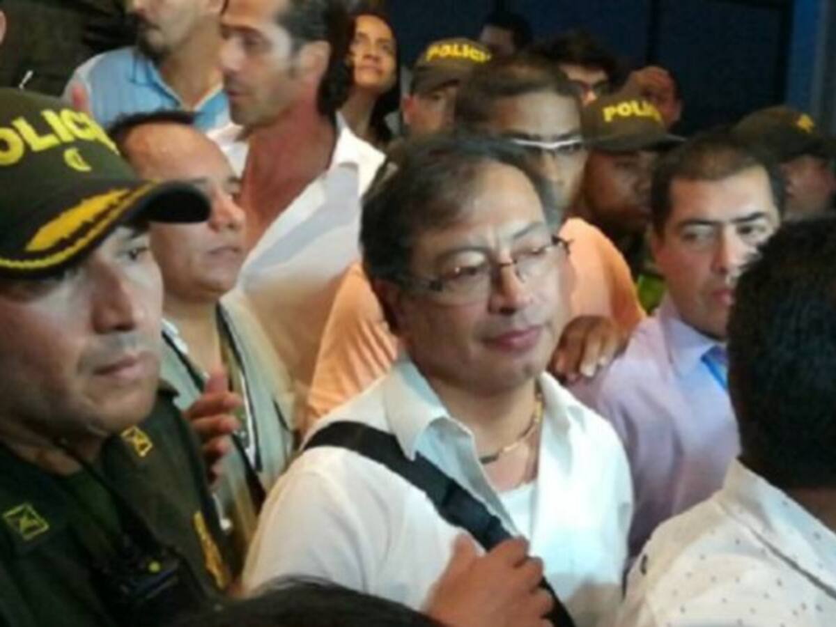 Fiscalía incautó vehículo en el que atacaron a Petro