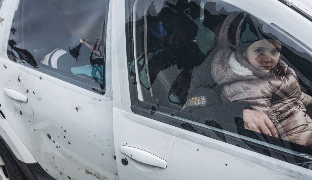 Civiles escapando de Mariúpol