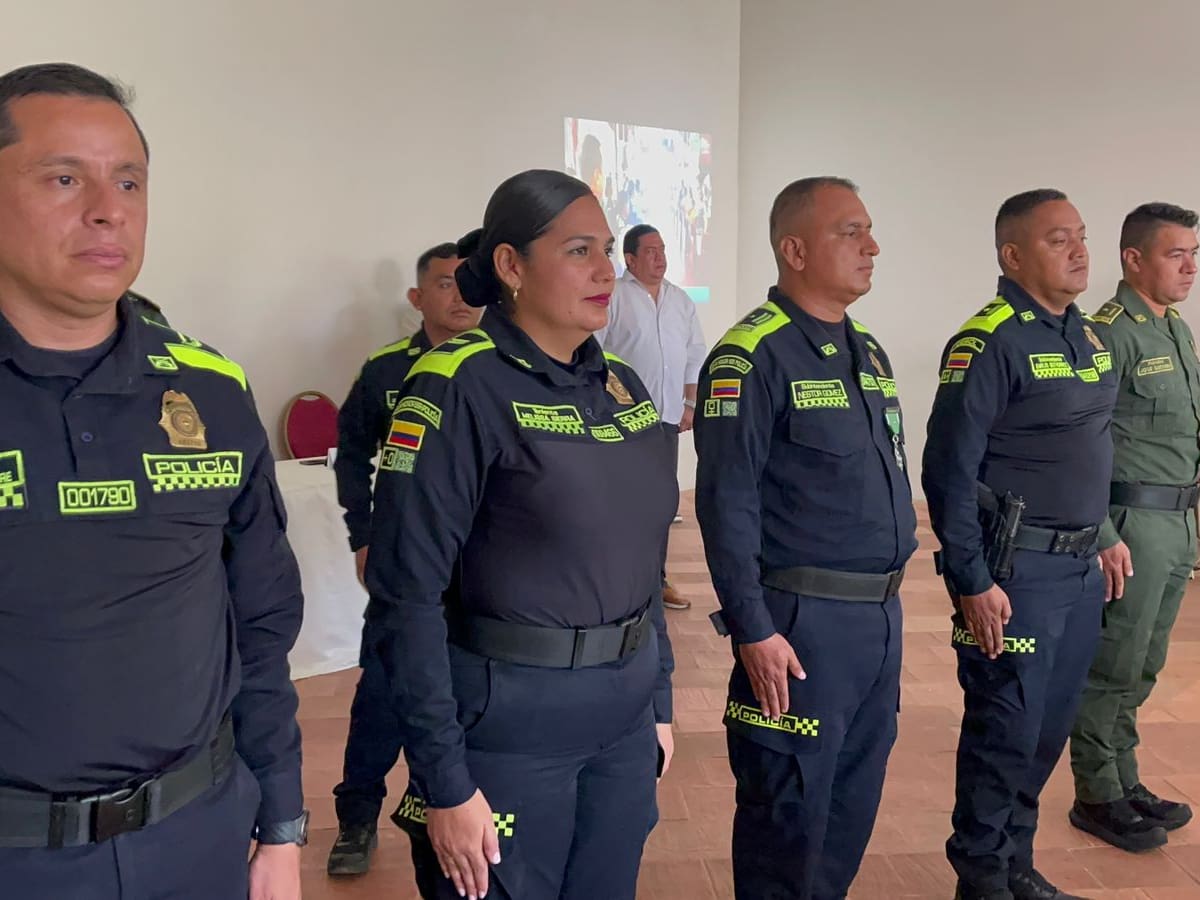 Condecorados por su servicio a uniformados de la Policía Nacional en Bolívar