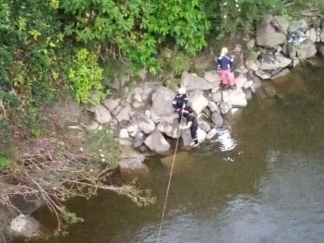 Dos niños desaparecidos en un vehículo que cayó al río Fonce