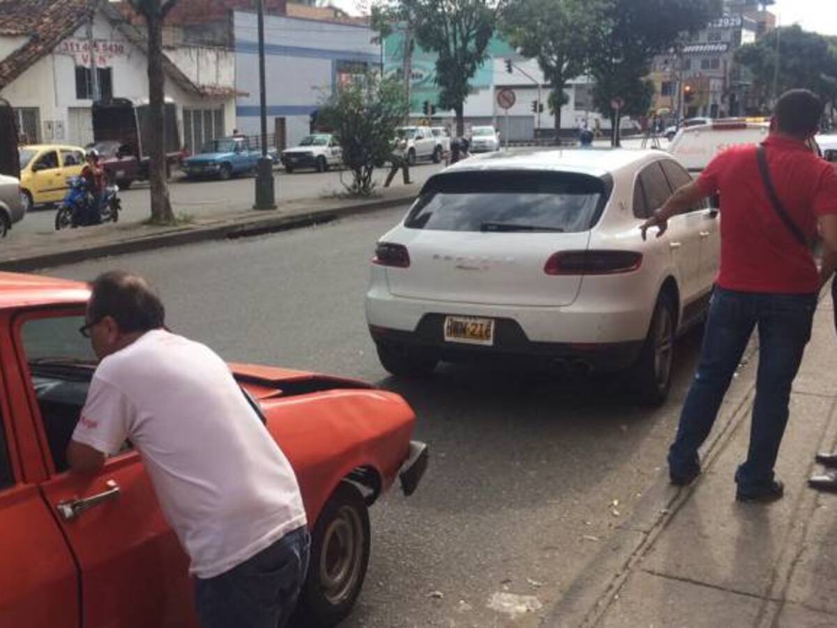 Chocaron la lujosa camioneta del alcalde de Bucaramanga