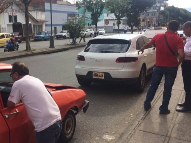 Chocaron la lujosa camioneta del alcalde de Bucaramanga