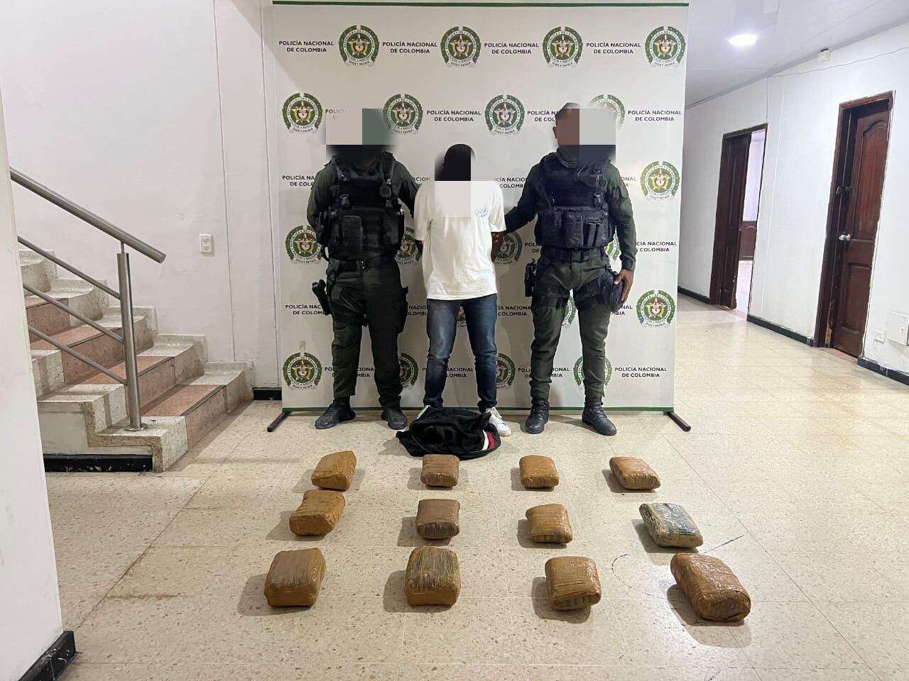 Policía captura a “el Sergio” con 12 paquetes de marihuana prensados