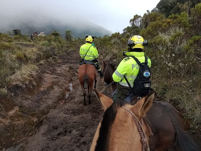 Policía recorriendo la zona aledaña al Volcán del Ruiz