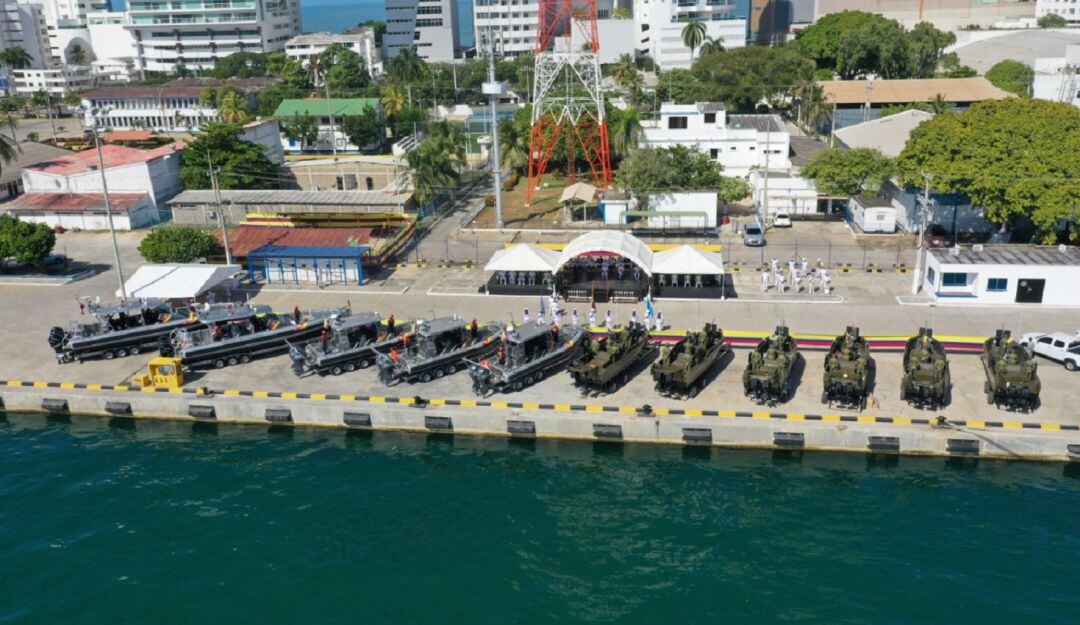 Entrega de botes y vehículos a la Armada Nacional