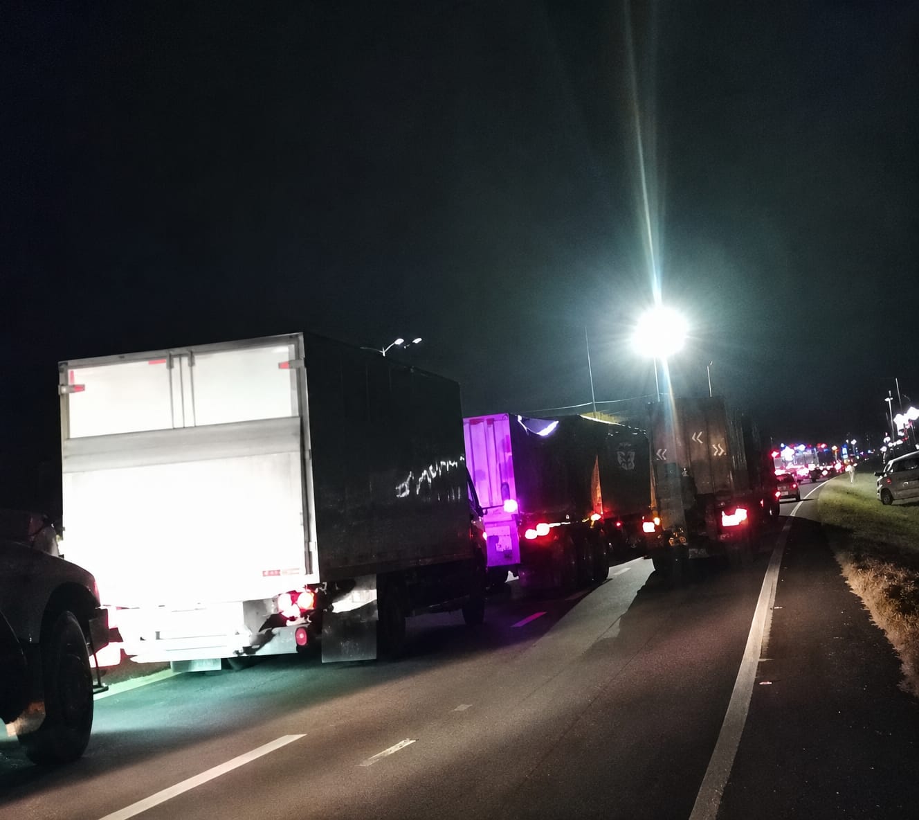 La operación obligó al cierre temporal del corredor vial mientras se aseguraba el perímetro y se realizaban los actos urgentes con el material incautado. Crédito: Suministrada.