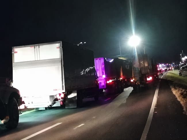 La operación obligó al cierre temporal del corredor vial mientras se aseguraba el perímetro y se realizaban los actos urgentes con el material incautado. Crédito: Suministrada.
