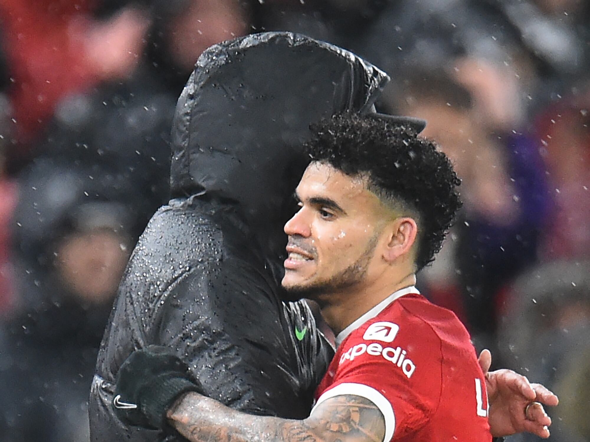 Luis Díaz se abraza con Jürgen Klopp tras ser sustituido /  (Photo by PETER POWELL/AFP via Getty Images)