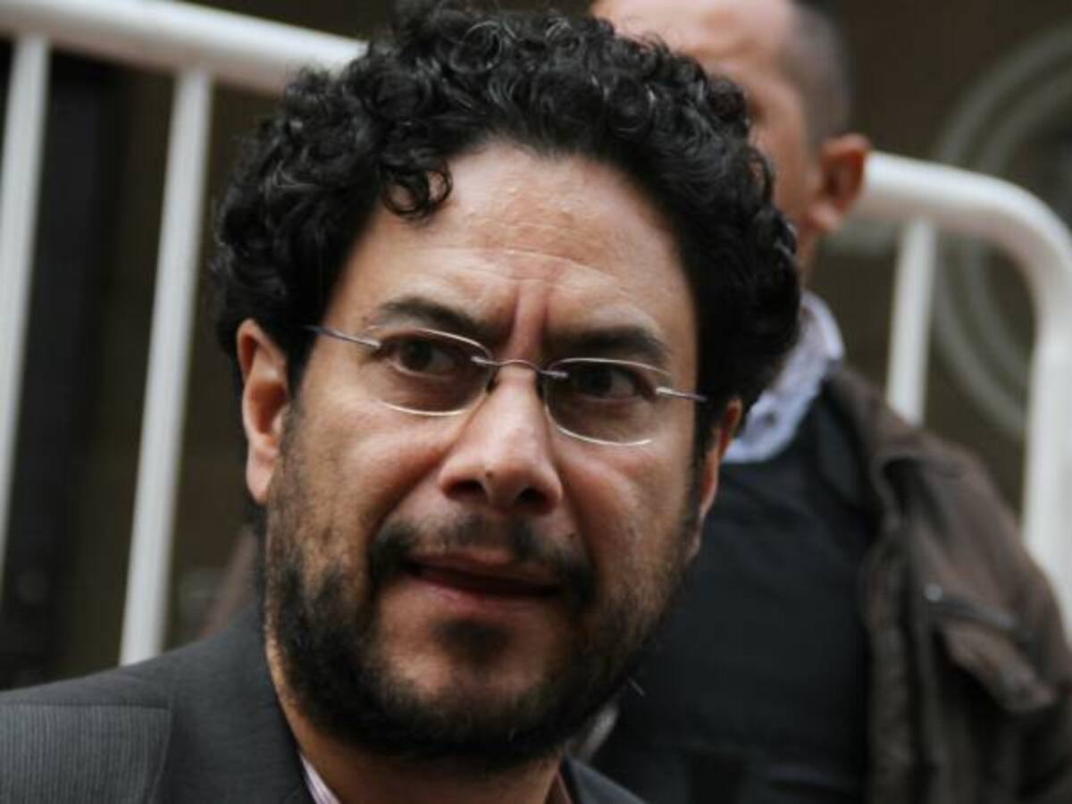 El paramilitarismo es la gran amenaza del proceso de paz: senador Cepeda