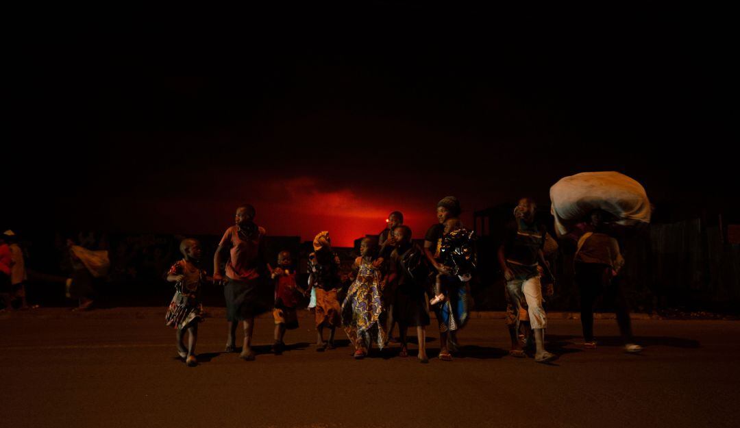 Cientos de personas han evacuado la región occidental de la República Democrática del Congo ante temores de nuevas erupciones.