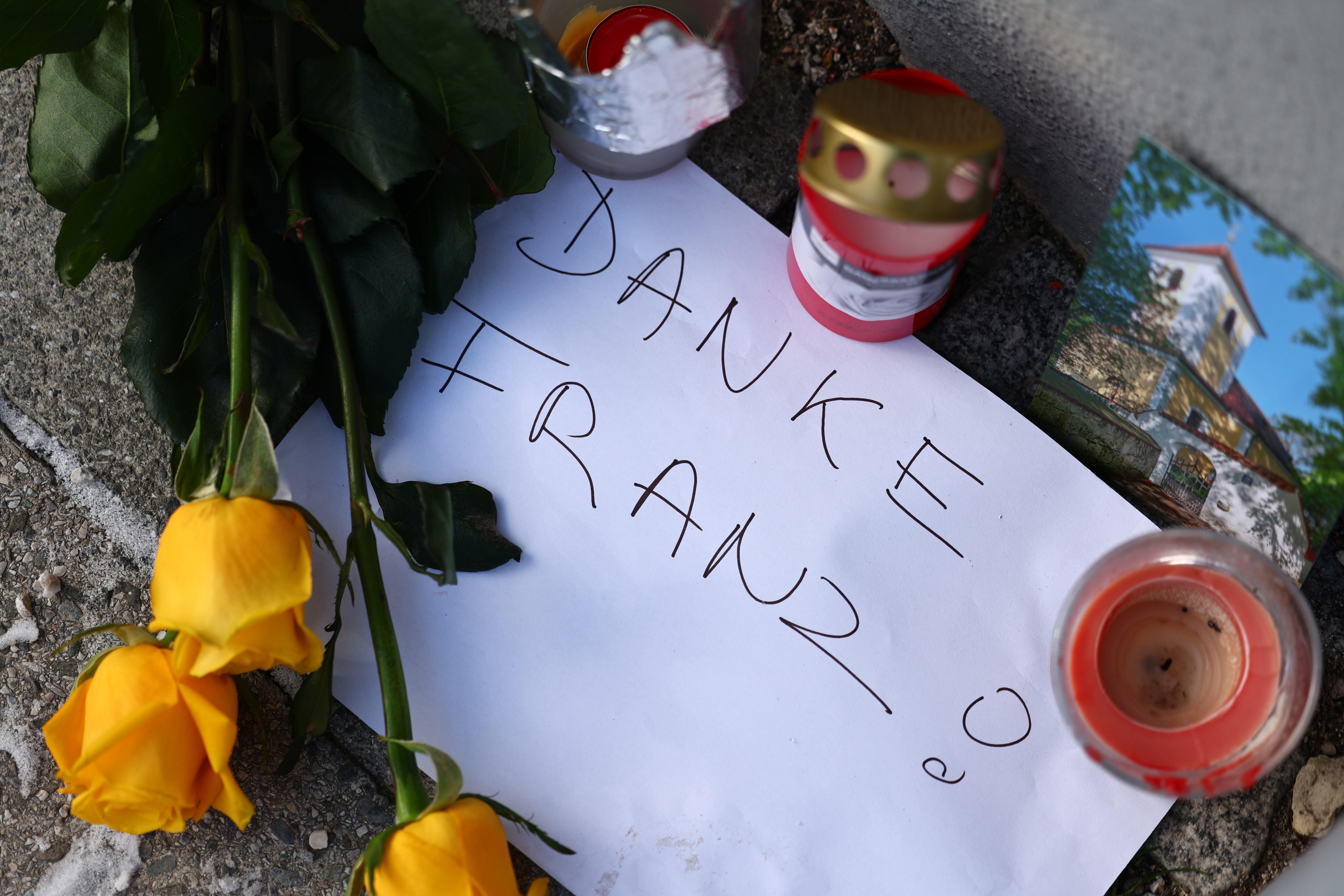 Munich (Germany), 09/01/2024.- Flowers, candles and a letter reading 'Thanks Franz!' in commemoration of late Franz Beckenbauer placed at the door of his birth house of Franz Beckenbauer in Munich, Germany, 09 January 2024. The German and Bayern Munich football legend Franz Beckenbauer passed away on 07 January 2024 at the age of 78, his family announced on 08 January. (Alemania) EFE/EPA/ANNA SZILAGYI