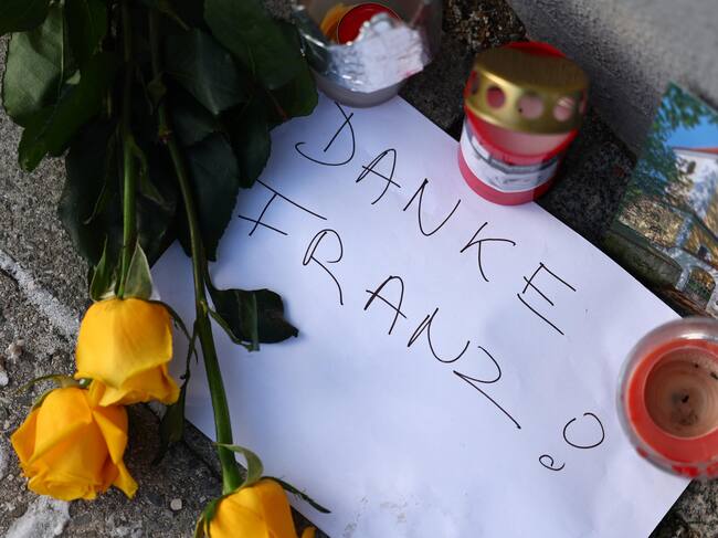 Munich (Germany), 09/01/2024.- Flowers, candles and a letter reading 'Thanks Franz!' in commemoration of late Franz Beckenbauer placed at the door of his birth house of Franz Beckenbauer in Munich, Germany, 09 January 2024. The German and Bayern Munich football legend Franz Beckenbauer passed away on 07 January 2024 at the age of 78, his family announced on 08 January. (Alemania) EFE/EPA/ANNA SZILAGYI